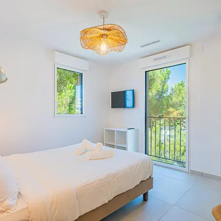 Luxurious Waterfront - Unique & Exclusive Location
